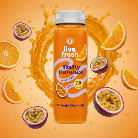 LiveFresh Daily Balance Ballaststoffquelle Drink Orange Maracuja mit Orangen und Maracuja und Saftswirl im Hintergrund.