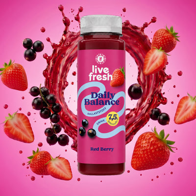 LiveFresh Daily Balance Ballaststoffquelle Drink Red Berry mit Erdbeeren und schwarzen Johannisbeeren und Saftswirl im Hintergrund