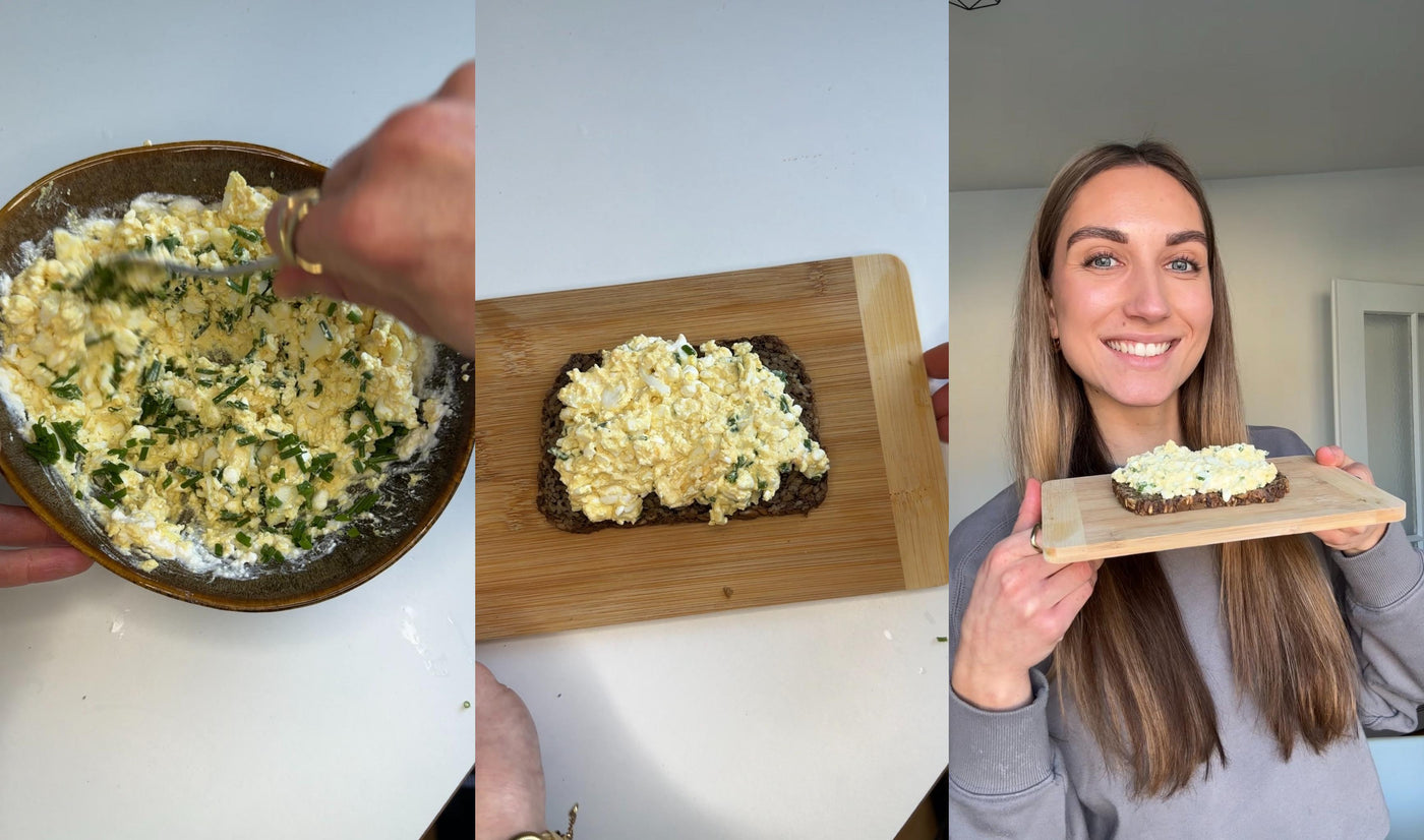 Dreiteilige Bildcollage: Links eine Schüssel mit frisch angerührtem Eiaufstrich aus gehacktem Ei, Frischkäse und Schnittlauch, der mit einem Löffel vermengt wird. In der Mitte eine Scheibe dunkles Vollkornbrot auf einem Holzbrett, großzügig mit dem cremigen Eiaufstrich belegt. Rechts eine lächelnde Frau mit langen Haaren, die das Brot auf dem Holzbrett stolz in die Kamera hält.