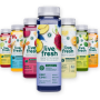 Mehrere bunte LiveFresh-Säfte in einer Reihe, im Fokus steht die Sorte „Keep Cool“ mit Ananas, Spirulina, Pitaya und Zitrone.