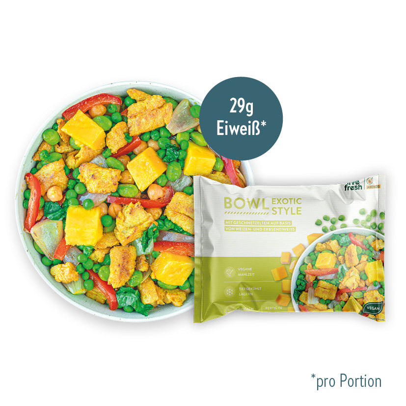 Tiefkühlgericht "Bowl Exotic Style" von LiveFresh mit pflanzlichem Geschnetzeltem, Mango, Erbsen, Kichererbsen, Paprika und Blattgemüse, serviert in einer weißen Schüssel. Daneben die Produktverpackung mit grünem Design und einem Hinweis auf 29 g Eiweiß pro Portion.