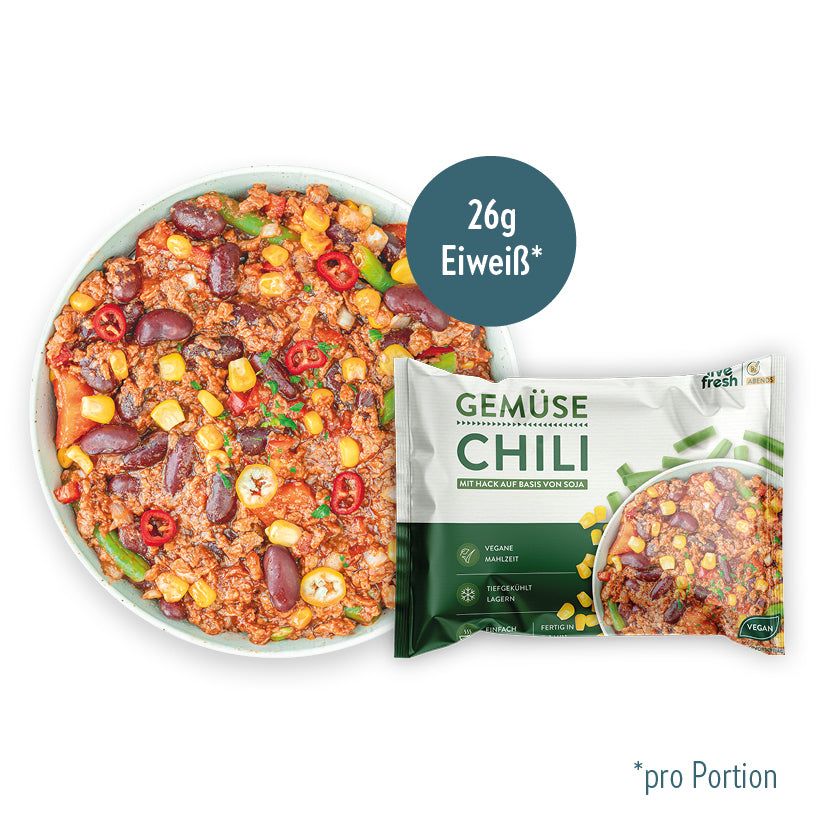 "Gemüse Chili" Tiefkühlgericht von LiveFresh mit Soja-Hack, roten Bohnen, Mais, Paprika und Reis, serviert in einer weißen Schüssel. Daneben die Produktverpackung mit grünem Design und einem Hinweis auf 26 g Eiweiß pro Portion.