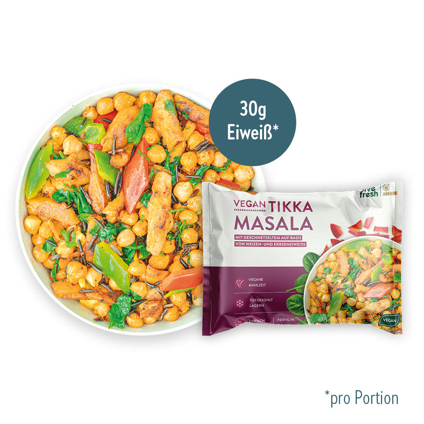 "Vegan Tikka Masala" Tiefkühlgericht von LiveFresh mit Kichererbsen, Gemüse, Wildreis und pflanzlichem Geschnetzeltem, angerichtet in einer weißen Schüssel. Daneben die Produktverpackung mit violettem Design und einem Hinweis auf 30g Eiweiß pro Portion.
