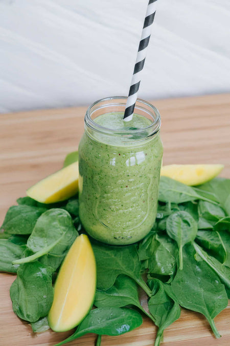 Grüner Power-Smoothie mit Banane, Apfel, Mango & Spinat