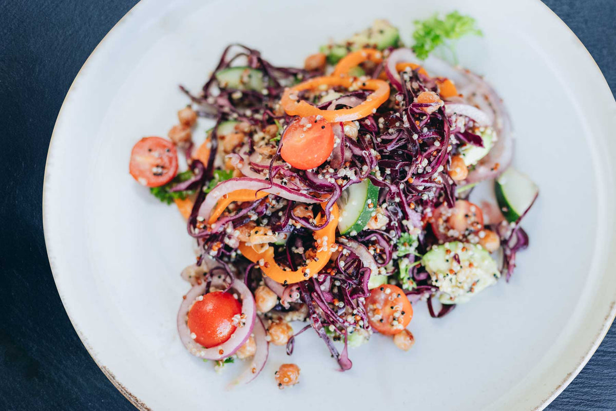 Low-Carb Salat mit Kichererbsen, Avocado & buntem Gemüse