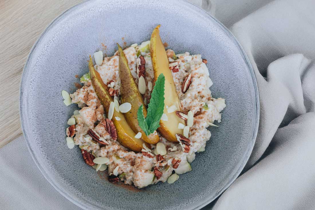 Low(er) Carb Dinkelporridge mit Birne, Zimt & Nüssen