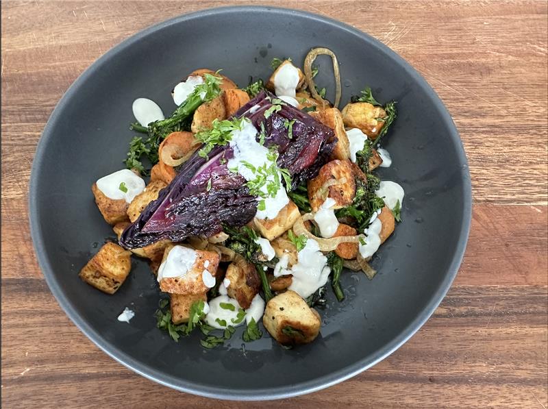 Ofen-Bowl mit geröstetem Rotkohl, Halloumi & Feta-Joghurt