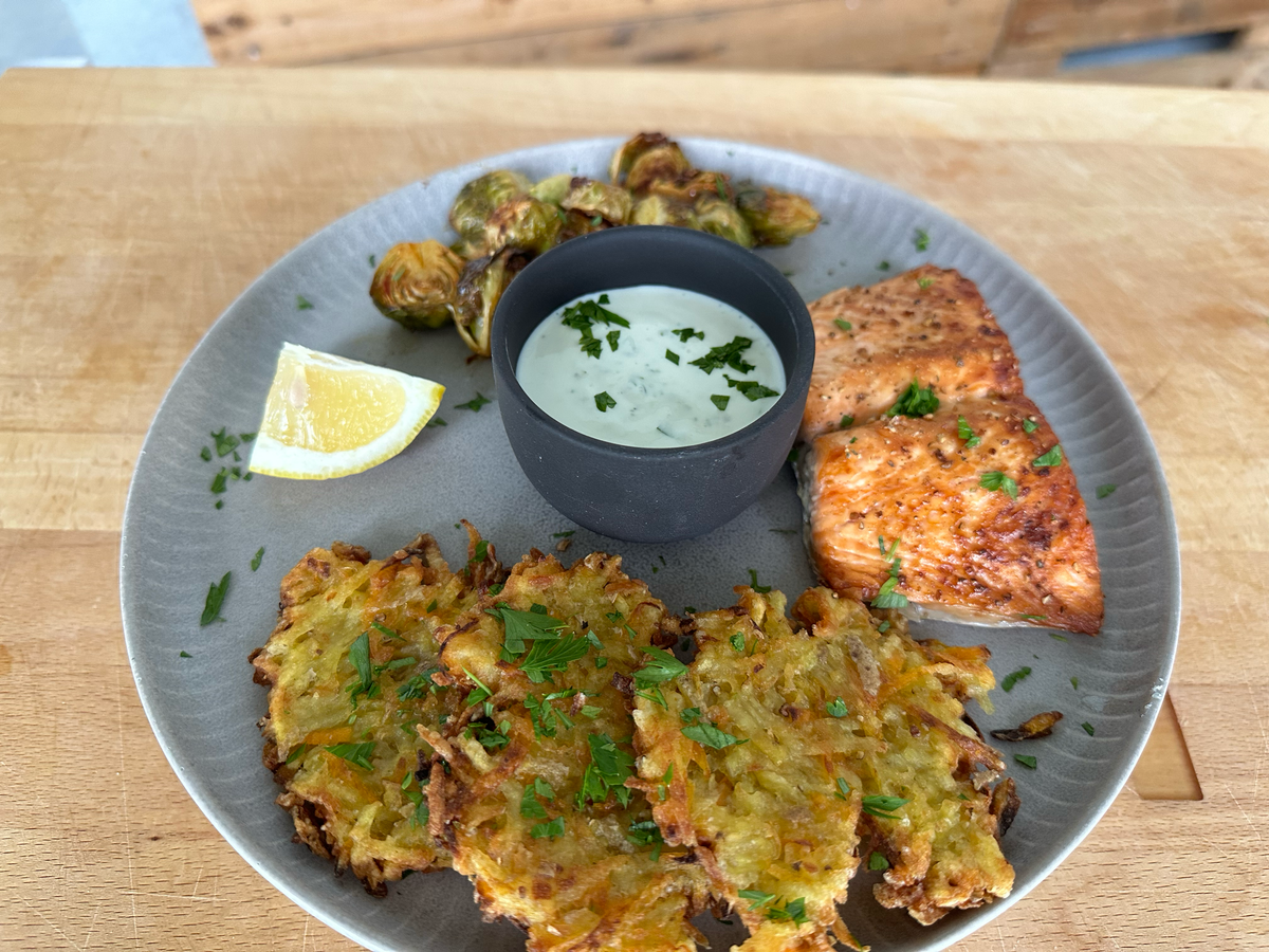 Zitronen Lachs aus dem Airfryer mit Ofen-Rosenkohl & Kartoffel-Karotten-Puffer mit Meerrettichdip
