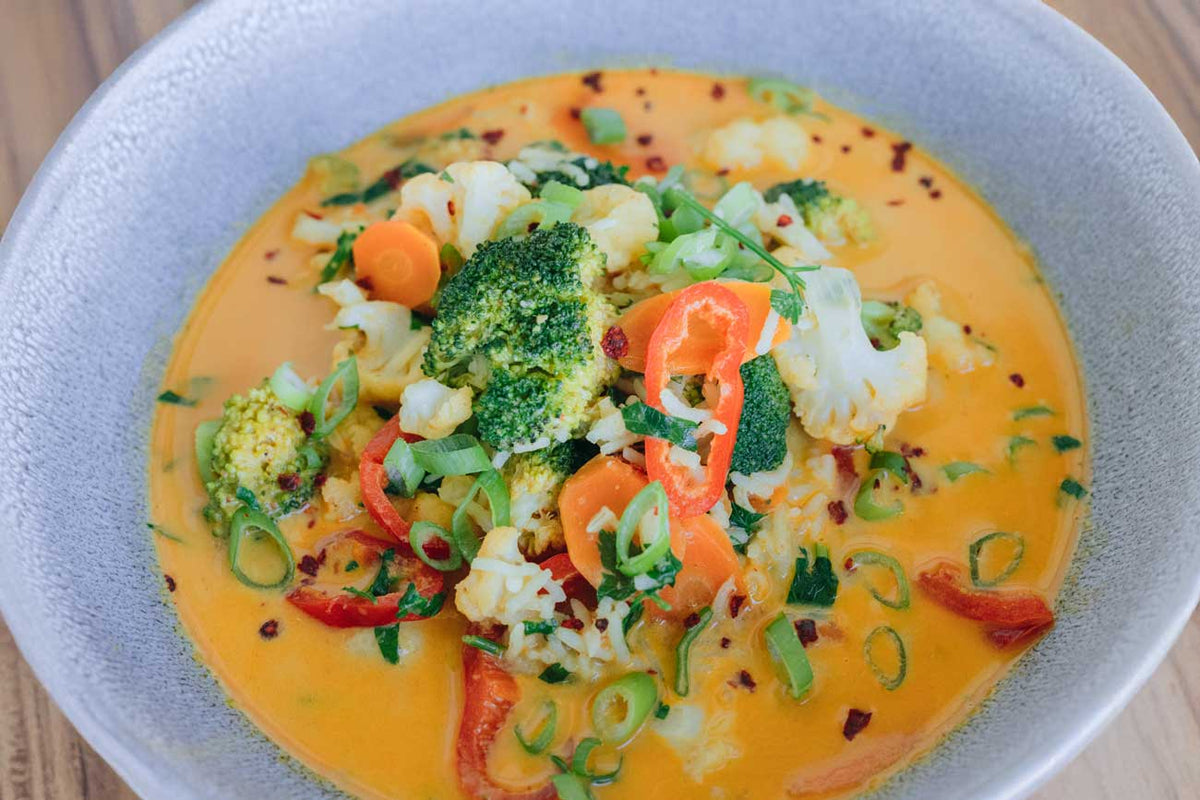 Low-Carb Gemüse-Curry mit Kokosmilch, Brokkoli & Co.