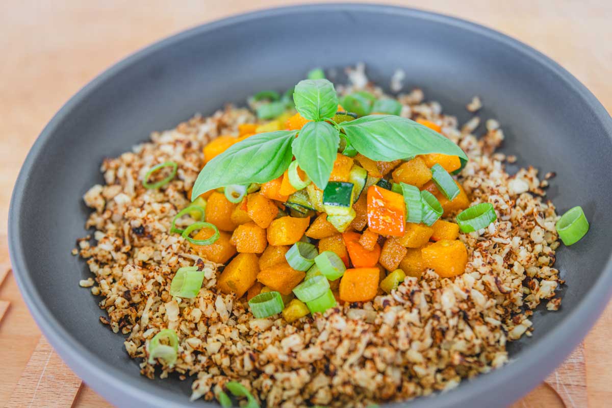 Kürbis-Zucchini-Ragout mit Blumenkohlreis