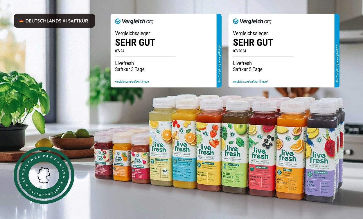 Livefresh Saftkur Flaschen in verschiedenen Sorten auf einer Küchenarbeitsplatte, mit Vergleich.org „Sehr Gut“ Auszeichnungen für 3- und 5-Tage Saftkur.