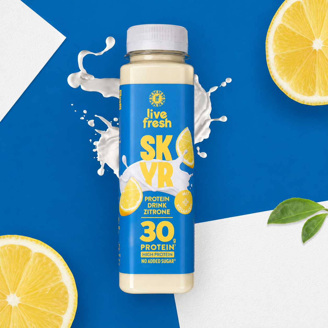 „live fresh SKYR“ Protein Drink Zitrone vor blau weißem Hintergrund mit Milchspritzern und Zitronenscheiben. Auf der Flasche steht „30 g Protein“, „High Protein“, „No Added Sugar“ sowie „mit Kollagen“.