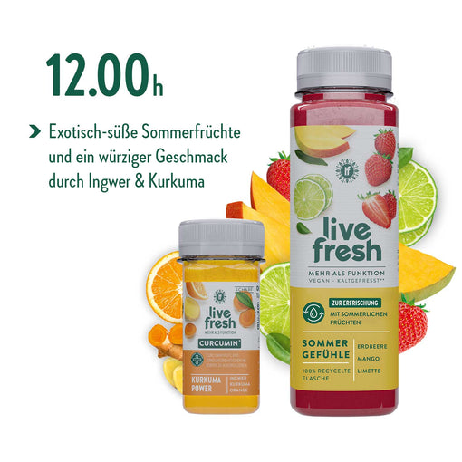 Zwei Flaschen LiveFresh Getränke vor einem Hintergrund aus geschnittenen Zitrusfrüchten, Erdbeeren und Mangos. Die große Flasche namens Sommergefühle enthält Erdbeere, Mango und Limette. Die kleine Flasche enthält den Shot „Kurkuma Power“.  Links steht „12.00h“ mit einem Hinweis auf exotische Süße sowie würzigen Geschmack durch Ingwer und Kurkuma.