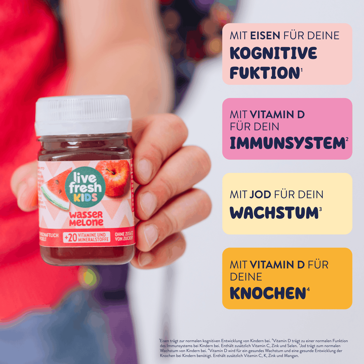 Ein Kind hält eine Flasche liveFresh Kids Wassermelone in die Kamera. Daneben steht "MIT EISEN FÜR DEINE KOGNITIVE FUNKTION. MIT VITAMIN D FÜR DEIN IMMUNSYSTEM. MIT JOD FÜR DEIN WACHSTUM. MIT VITAMIN D FÜR DEINE KNOCHEN".