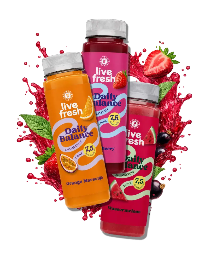 Drei fruchtige LiveFresh Ballaststoffdrinks der Daily Balance Reihe in den Sorten Red Berry, Orange Maracuja und Wassermelone vor farbigen Fruchtspritzern.