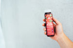 Eine Hand, die eine Flasche „Live Fresh Granatapfel“ Saft hält. Der Saft ist vegan, kaltgepresst und besteht zu 100% aus frischem Granatapfelsaft, ohne Zusatzstoffe. Die Flasche wird vor einem schlichten Hintergrund präsentiert, was den Fokus auf das Produkt und dessen natürlichen Inhalt legt. Die Etikettierung betont die Reinheit und die hochwertige Herstellung des Safts.