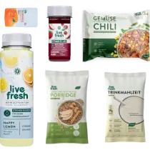 Auswahl an Live-Fresh-Produkten wie Fertiggerichte, Omega-3-Kapseln und Saft vor hellem Hintergrund.