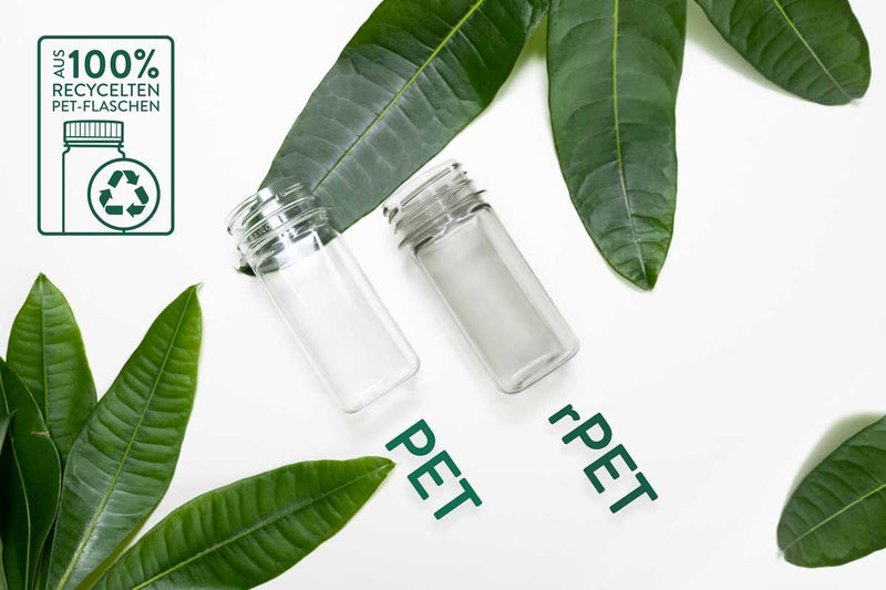 Unterschied zwischen einer normalen PET Flasche und einer recycelten rPET Flasche. Die PET Flasche ist deutlich heller als die rPET Flasche 