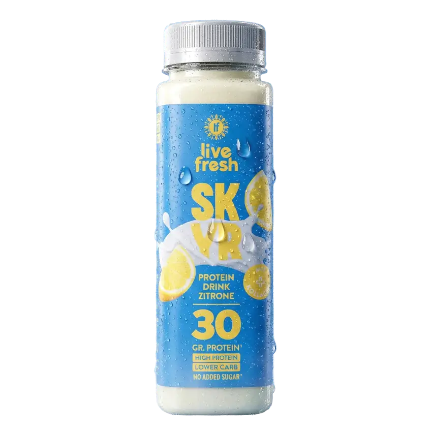 Leuchtend blaue Flasche von "LiveFresh SKYR Protein Drink Zitrone" mit Zitronenscheiben auf dem Etikett und feinen Wassertropfen auf der Verpackung. Die Vorderseite zeigt "30 GR. PROTEIN", "HIGH PROTEIN", "LOWER CARB" und "NO ADDED SUGAR".