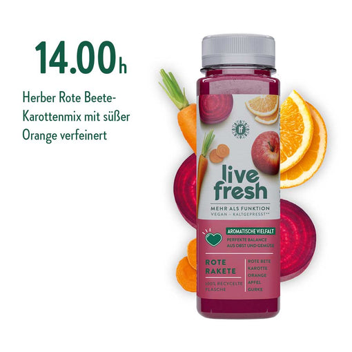 Die 14:00 Uhr Empfehlung mit dem „Rote Rakete“-Saft von Live Fresh. Dieser Saft besteht aus einem Mix von herber Rote Beete und Karotten, verfeinert mit der süßen Note von Orange. Im Hintergrund sind die frischen Zutaten wie Rote Beete, Karotten, Orangen und Äpfel zu sehen, um die natürliche und ausgewogene Zusammensetzung des Safts zu verdeutlichen.