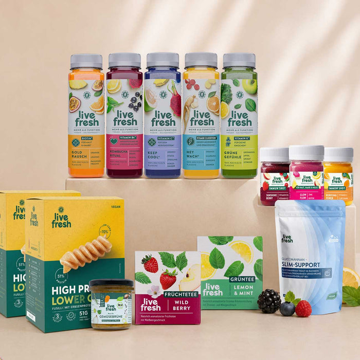 Live Fresh Starter Set mit bunten Säften und Immun Shots sowie High Protein Low Carb Pasta. Früchtetee und Grüntee. Gemüsebrühe und Glucomannan Slim Support vor hellem Hintergrund.