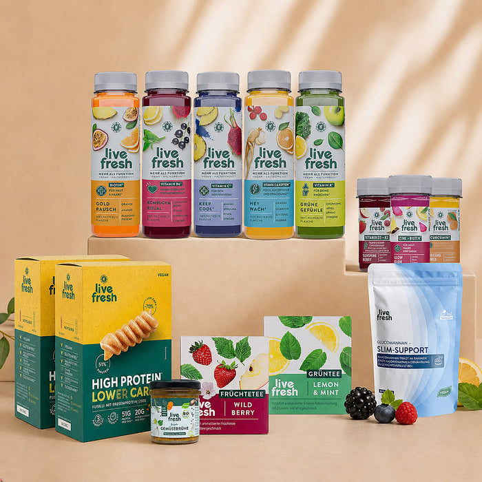 LiveFresh Produktübersicht mit Functional Drinks, Supplements, Slim Support, zwei High Protein Lower Carb Fusilli Packungen, Gemüsebrühe sowie Früchtetee und Grüntee auf beigem Studiohintergrund.